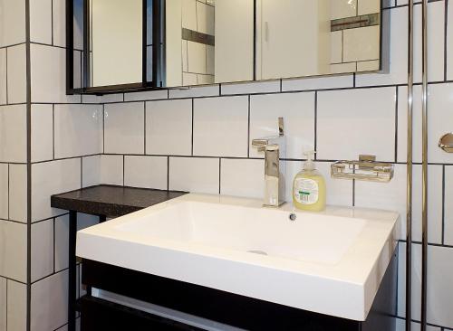 比克瑟尔克鲁克Havsutsikt med 50m till badstrand的浴室设有白色水槽和镜子