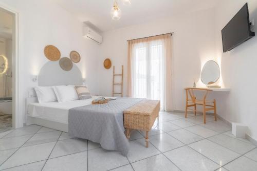 纳克索乔拉Disis Residence的白色卧室配有床和桌子