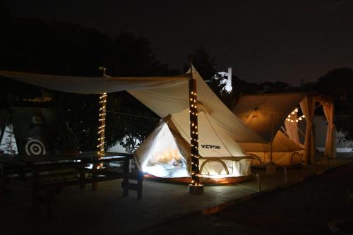 拉夫蒂港Camping Tents with Garden Hanging Bed的夜晚有火的帐篷