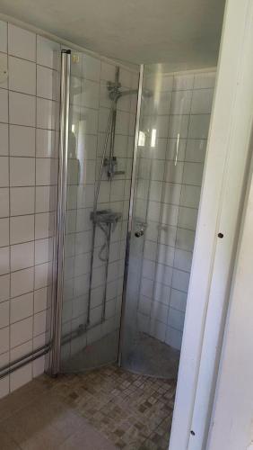 GustavsvikMinivilla in Gustavsvik Nacka的浴室里设有玻璃门淋浴