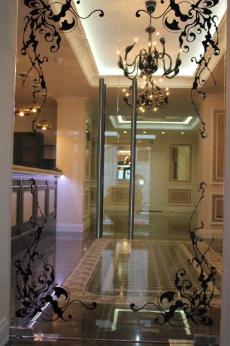 诺亚布尔斯克Hotel Rossiya的一间设有吊灯的客房和一个带地板的走廊