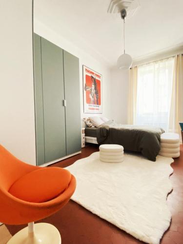 马赛Marina Motel的一间卧室配有一张床、一把椅子和地毯