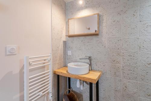 阿普特Maison Marvic, Le Tilleul T3的一间带水槽和镜子的浴室
