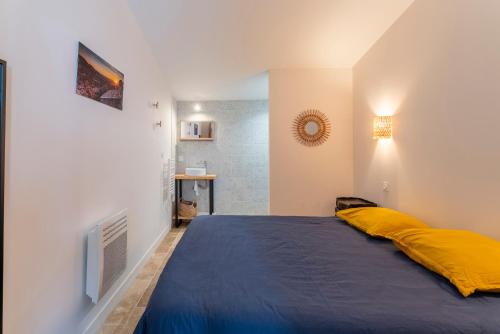 阿普特Maison Marvic, Le Tilleul T3的一间卧室配有一张黄色毯子床