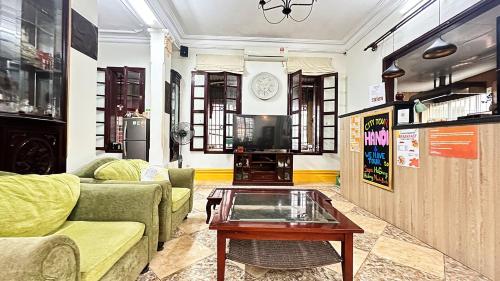 河内Tuna Homestay Hanoi & Experience的带沙发和咖啡桌的客厅