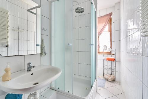 斯克拉斯卡波伦巴Jaś i Małgosia的白色的浴室设有水槽和淋浴。