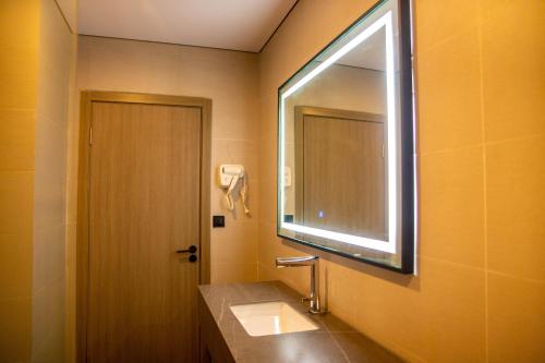 莱基Blu Atlantic Hotel的一间带水槽和镜子的浴室