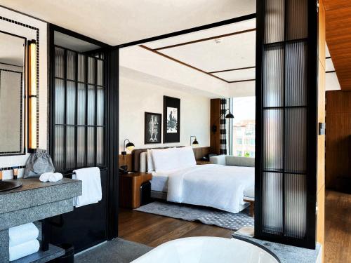 青岛青岛福楼安可傲途格精选酒店的一间酒店客房 - 带一张床和一间浴室