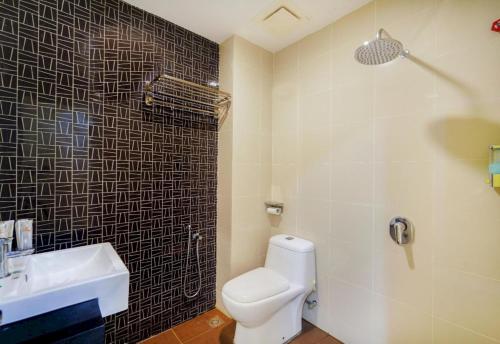 大山脚OYO 90975 Atta Hotel的浴室配有白色卫生间和盥洗盆。