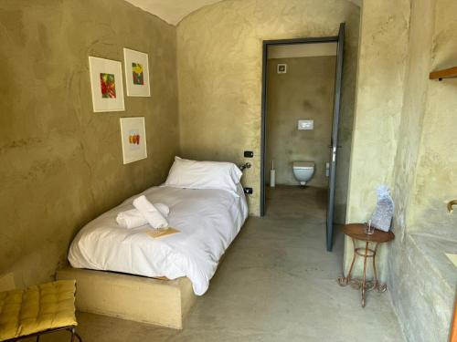 加比亚诺阿格丽图里斯摩卡别墅俱乐部酒店的一间卧室配有白色床单和卫生间