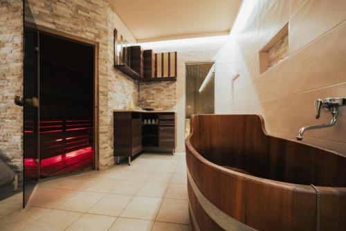 巴拉顿城堡多罗缇亚别墅酒店的客房内的木浴缸浴室