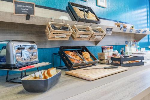 昂热Appart'City Confort Angers的面包店在柜台上供应面包和糕点