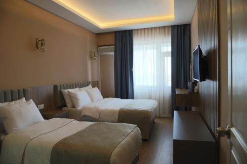 锡诺普Otel 57的酒店客房设有两张床和电视。
