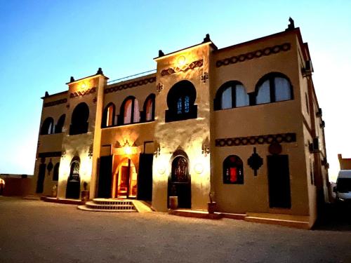 梅尔祖卡Riad Merzouga Dunes的一座建筑的前面有灯