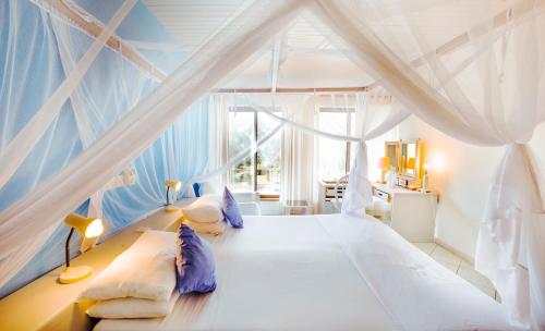 迪亚尼海滩Flamboyant Diani Beach的卧室配有白色床和蓝色天花板