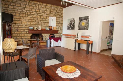 特拉帕尼卡萨莱维德默住宅酒店的客厅配有桌椅和壁炉