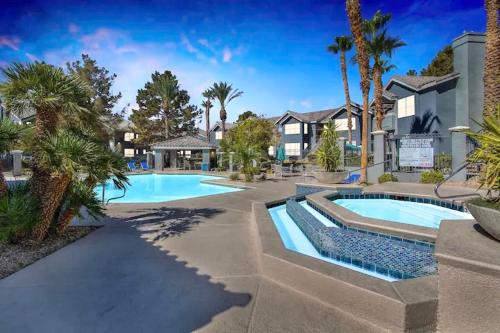 拉斯维加斯Las Vegas Apartment near the strip的棕榈树度假村内的游泳池