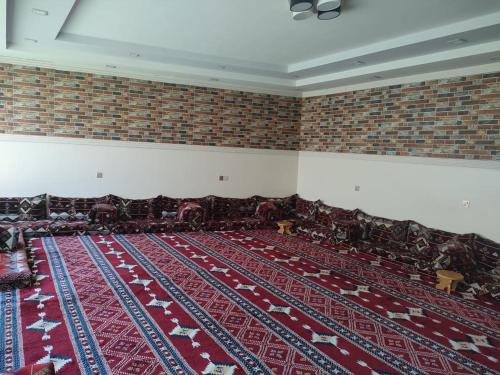 Qāʼidاستراحات توليب أبها的一间空房间,配有椅子和红地毯
