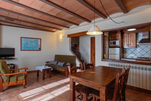 坎姆帕拉斯Can Tubau - Casa rural - Apartaments的客厅配有桌子和沙发