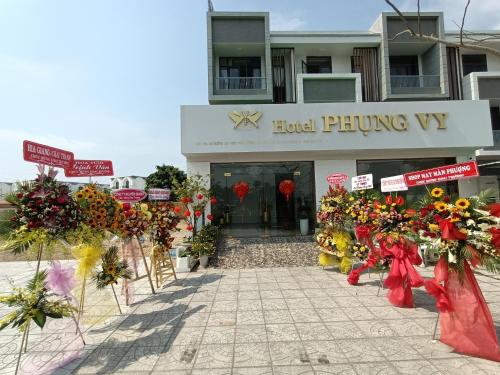 Ap Rạch SoiKhách Sạn Phụng Vy的建筑前的一大束鲜花