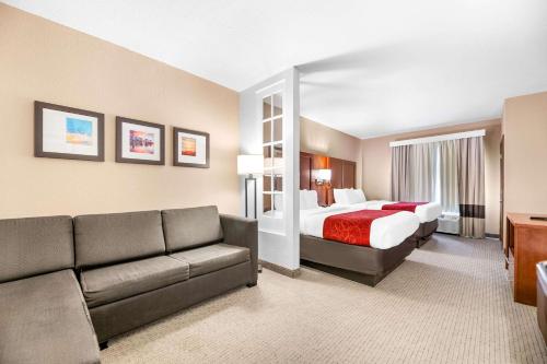 奥兰多奥兰多机场舒适套房酒店的酒店客房,配有床和沙发