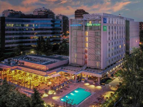 马德里Ibis Styles Madrid City Las Ventas的享有酒店空中美景,设有游泳池