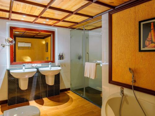 内罗毕内罗毕瑞享公寓酒店 的一间带两个盥洗盆和淋浴的浴室