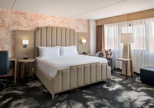 波基普西DoubleTree by Hilton Poughkeepsie的卧室配有一张白色大床