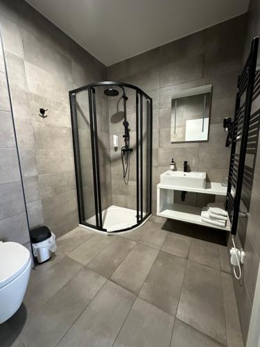莫斯特卡皮多酒店的带淋浴和盥洗盆的浴室