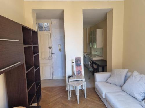 蒙特卡罗Appartamento a Montecarlo的客厅配有白色的沙发和桌子