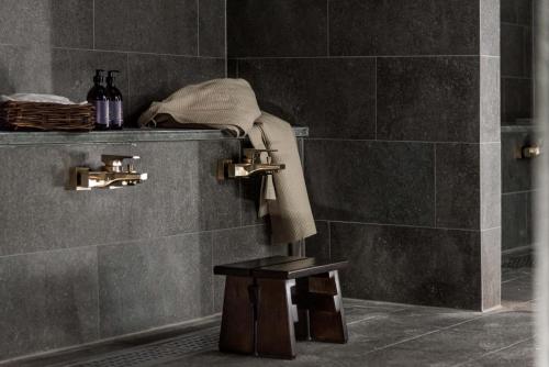 舍夫德Billingehus的带淋浴、长凳和毛巾的浴室