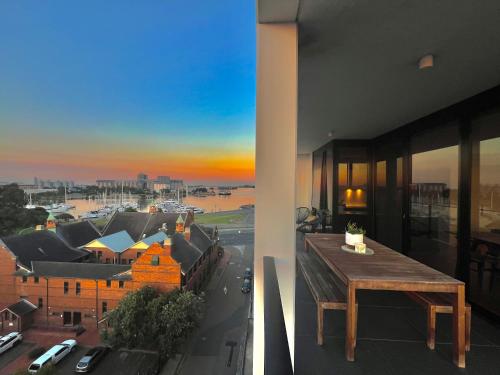 纽卡斯尔Harbour Towers, Newcastle's Luxe Apartment Stays的市景阳台配有桌子