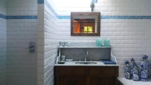 班戈Villa Kerguénolé的一间带水槽和镜子的浴室