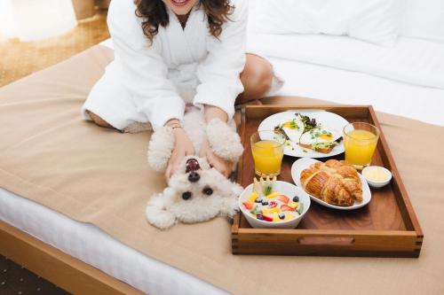 敖德萨亚历山德斯基酒店的坐在床上的女人,带上一盘食物
