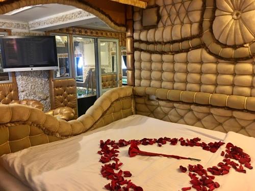 贝尔格莱德巴里斗兽场酒店的一间房间,床上有红色玫瑰花瓣