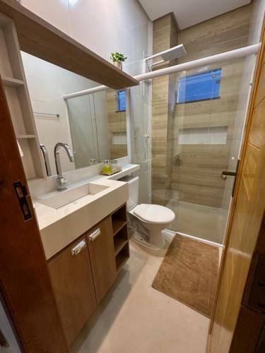 阿尔特杜尚Flat Alter do chão - Ilha bela Residence的一间带水槽、卫生间和淋浴的浴室