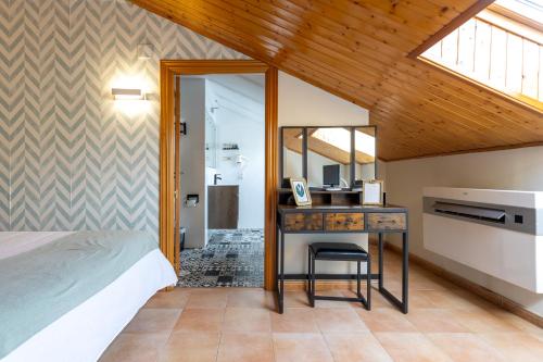 Badarán孔德德巴达兰酒店的一间卧室配有一张床和一张带镜子的书桌