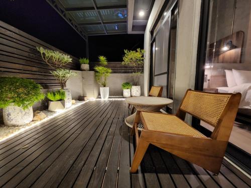 台南The Retro Tai-Pan的阳台配有桌椅和盆栽植物