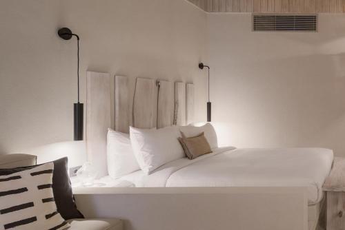 马特鲁港Marmarica Boutique Cabana's - Ras El Hekma - North Coast的客房内的白色床和白色枕头