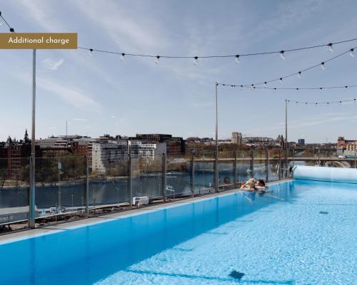 斯德哥尔摩克拉丽奥登陆号酒店的建筑物屋顶上的游泳池