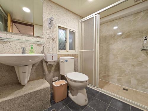 九份九山八海民宿的浴室配有卫生间、盥洗盆和淋浴。
