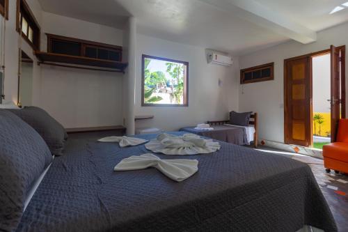 阿拉亚尔达茹达Cavalo Marinho Flats的一间卧室配有蓝色的床和毛巾