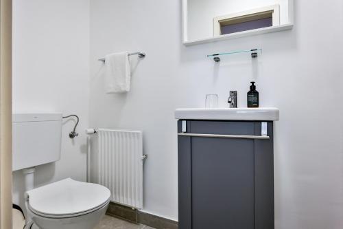 文尼斯塔特Hotel Villa Klasen的一间带卫生间和水槽的浴室