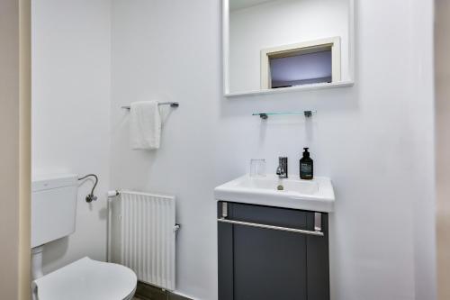 文尼斯塔特Hotel Villa Klasen的白色的浴室设有水槽和卫生间。