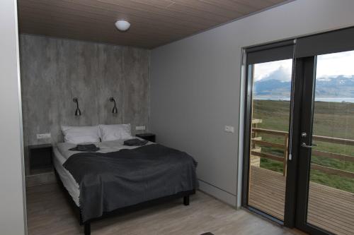 格仑达积图迪斯山林小屋的一间卧室设有一张床和一个大窗户
