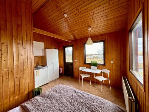 海拉Arhus Cottage and Camping的卧室配有一张床和一张桌子