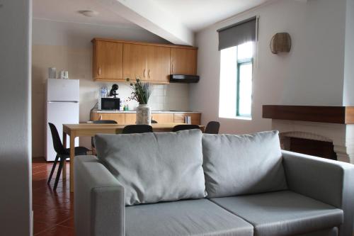 帕尔梅拉Casas do Monte的带沙发的客厅和厨房