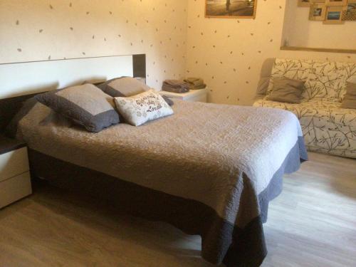 GohierLorali的一间卧室配有一张带两个枕头的床