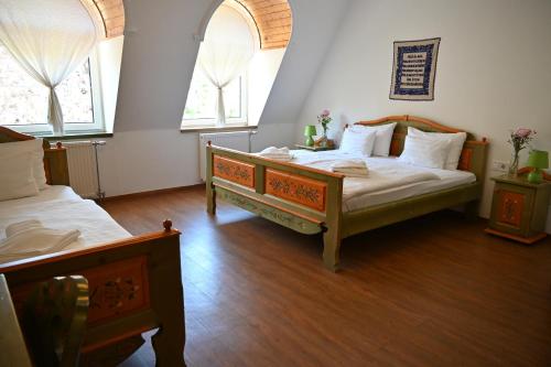 米什科尔茨道波曹Székely Kúria的一间卧室设有两张床和两个窗户。