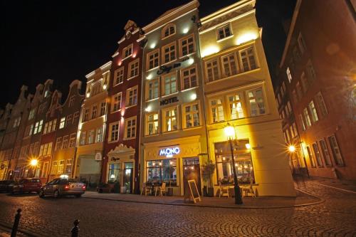 格但斯克Stay inn Hotel Gdańsk的街上的一座灯火通明的建筑
